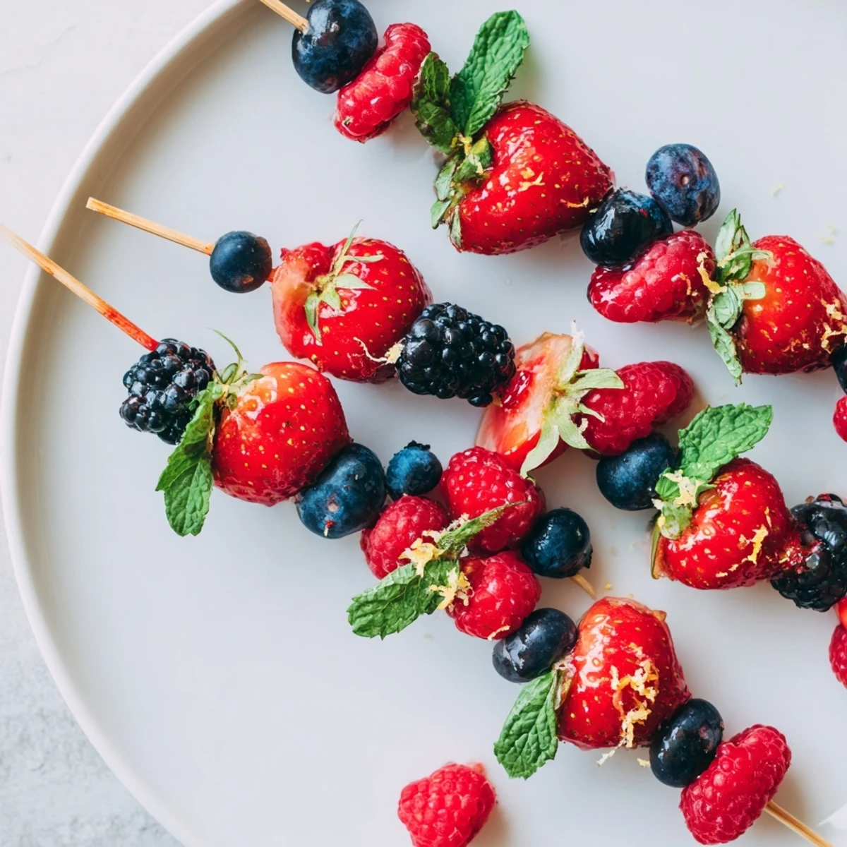 Fresh fruit skewers bursting with color, ideal for parties or a naturally sweet dessert.