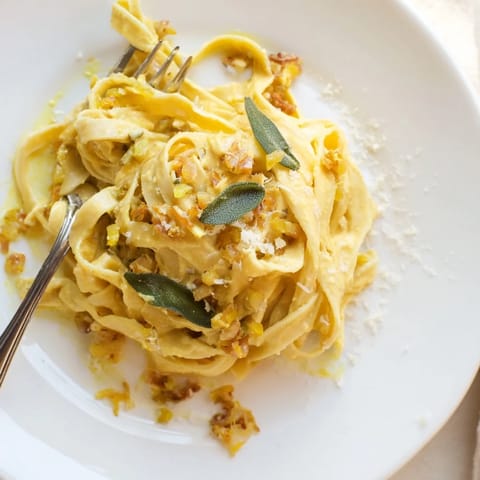 This Healthy Creamy Pumpkin Sage Holiday Pasta features delicious whole wheat noodles tossed in creamy pumpkin sauce.