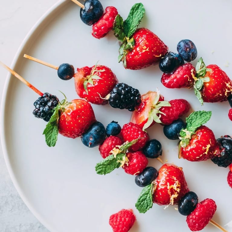 Fresh fruit skewers bursting with color, ideal for parties or a naturally sweet dessert.